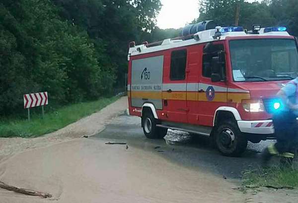 dazd robi problemy platia aj najvyssie vystrahy moravu caka storocna voda a hrozia povodne