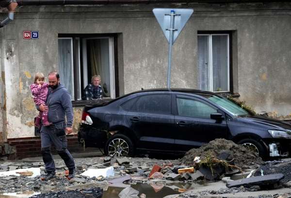 Vidíte tu hasičov, že by nám dávali vodu? sťažujú sa ľudia v zatopenom Jeseníku. Sú dva dni bez jedla a vody (foto) 