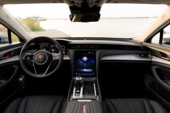 premiovy sedan hongqi h5 moze byt este luxusnejsi na slovensko teraz prichadza aj s vyssou vybavou deluxe