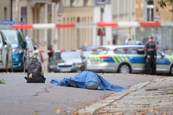 Video: V blízkosti synagógy v Halle sa strieľalo, podozriví páchatelia ušli v aute