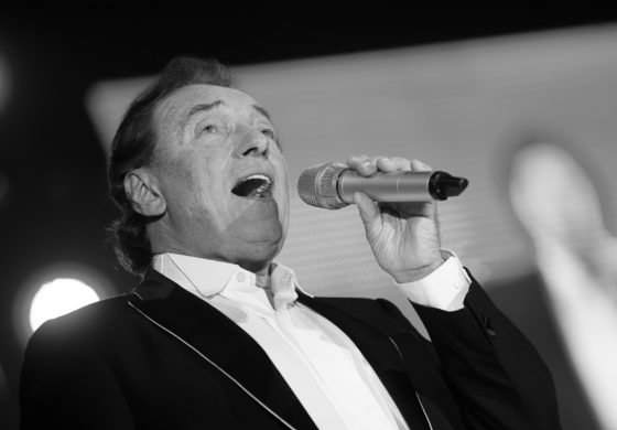 Vo veku 80 rokov zomrel legendárny český spevák Karel Gott