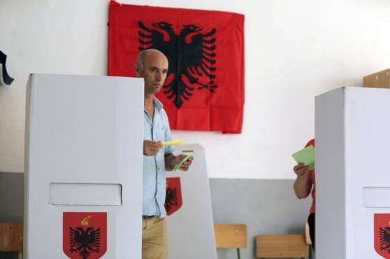 Albánsky parlament schválil zmeny vo volebnom zákone, chce tak zabrániť manipulácii