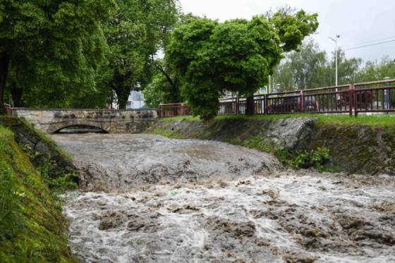 Česku hrozia povodne a hasiči zachraňujú ľudí, dážď narušil aj železničnú dopravu