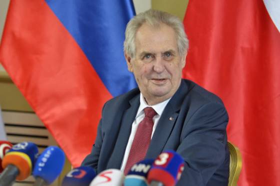 Miloš Zeman ustúpil a ceremoniál na Pražskom hrade k sviatku 28. októbra odložil o rok