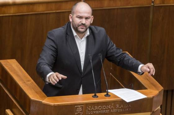 Pčolinský je po nezákonnom obvinení brata opatrný, o téme Kažimír bude klub Sme rodina ešte len rokovať