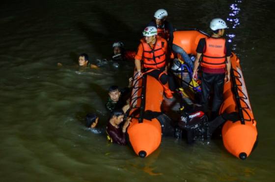 Študenti v indonézskej provincii Západná Jáva čistili okolie rieky, jedenásti sa utopili