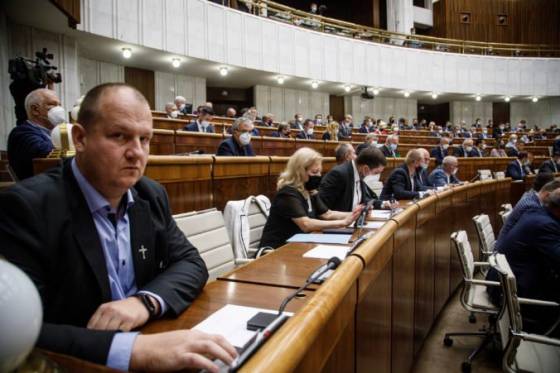 poslanec krupa z lsns si v parlamente odmieta nasadit rusko kollar ho po tretikrat vykazal zo saly