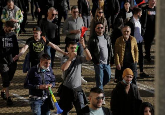 Bulhari protestujú proti zavedeniu povinných COVID pasov, návštevnosť reštaurácií klesla až o 80 percent