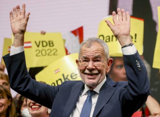 van der bellen ostane rakuskym prezidentom vo volbach porazil rivala rosenkranza