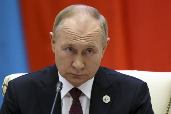 putinovi sa ruca domcek z kariet o jeho zlocinoch chcu svedcit aj vagnerovci ci byvali predstavitelia rezimu