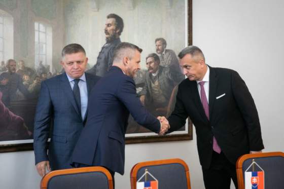 Miesto Slovenska je v EÚ a NATO, ubezpečil Pellegrini. Koalícia so Smerom a SNS je vraj správnym rozhodnutím