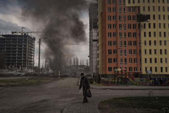zasah rakety do budovy posty v charkove neprezilo niekolko ludi moskva uz aj v minulosti poprela utoky na civilistov