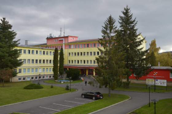 v lubovnianskej nemocnici zakazali navstevy na lozkovych oddeleniach k blizkym sa dostanete len s povolenim lekara