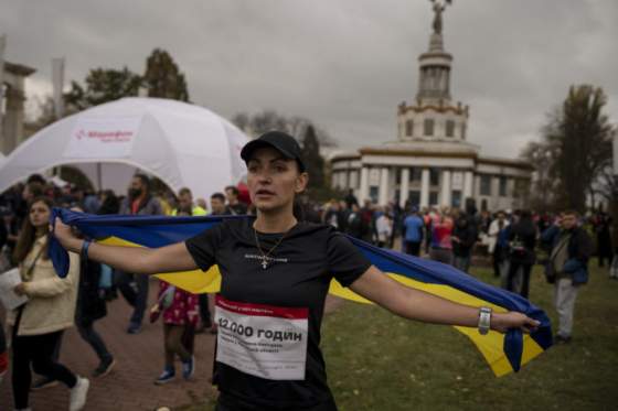 tisice ukrajincov bezali na najdlhsom maratone na svete uctili si pamiatku padlych vo vojne proti rusom foto