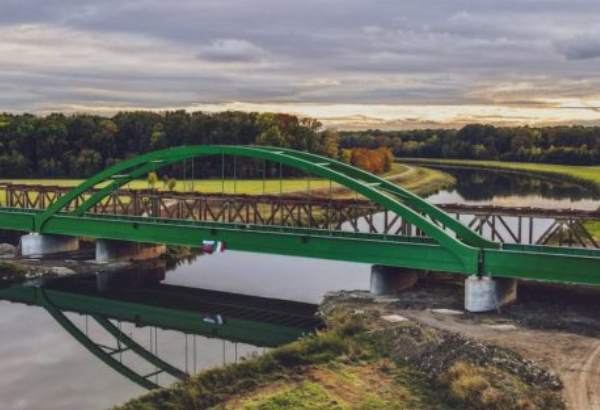 medzinarodne vlaky spajajuce slovensko s ceskom znova premavaju prvy zeleznicny most cez rieku moravu je dokonceny video foto