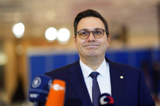 sef ceskej diplomacie lipavsky opustil stranu pirati a zostava vo vlade ako nestranik