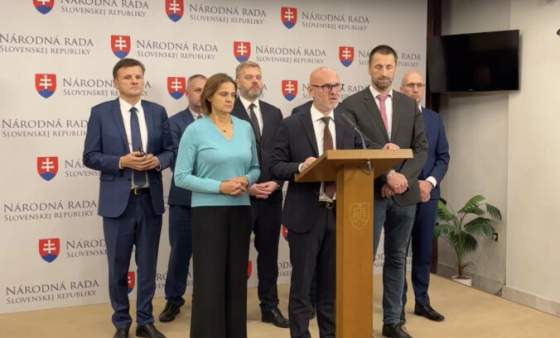 slovakov caka najvacsie zdrazovanie v historii liberali vyzvali pellegriniho na vetovanie vyssich dani zvazuju aj podanie na ustavny sud video