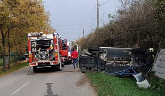 vodic v okrese dunajska streda presiel do protismeru a narazil do betonoveho oplotenia zraneniam na mieste podlahol