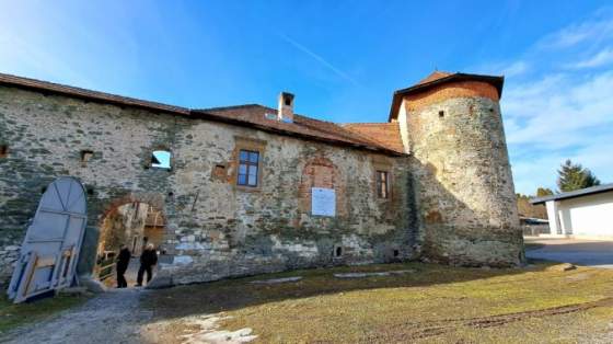 na hrade v markusovciach odkryvaju stredoveku studnu moze priniest jedinecne objavy o historii rodu mariassyovcov