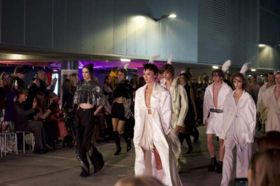 moda v netradicnom svetle pavol dendis a ploom priniesli na nivy unikatnu modnu prehliadku fashion live