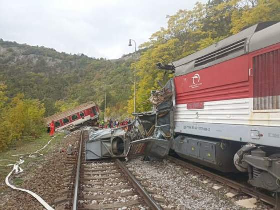 pri roznave sa zrazili dva rychliky gemeran v ktorych boli desiatky cestujucich video foto