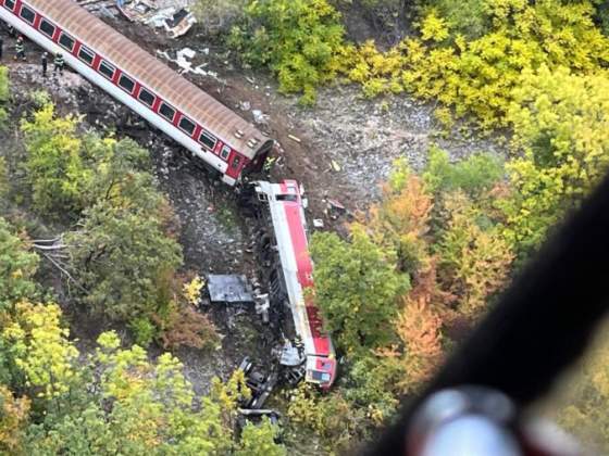 preco sa zrazili vlaky pri roznave je tu predpoklad ze doslo k chybe cloveka naznacil minister dopravy raz