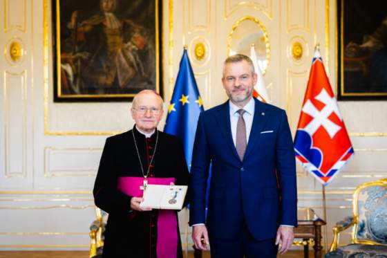 pellegrini odovzdal dakovnu medailu biskupovi rabekovi podakoval mu za sluzbu v prospech ozbrojenych sil foto