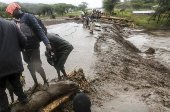 Záplavy a zosuvy pôdy na západe Kene pripravili o život desiatky ľudí