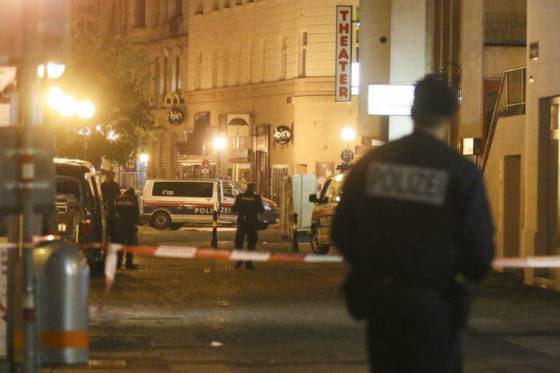 Útok vo Viedni spáchal 20-ročný mladík, mal aj mačetu a atrapu pásu s výbušninami