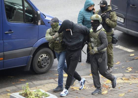 Stovky Bielorusov porušili na protestoch zákon, niektorým hrozí aj 15-ročné väzenie