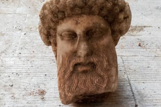 Kanalizácia v Aténach ukrývala historický kúsok, pri jej čistení našli bustu antického boha