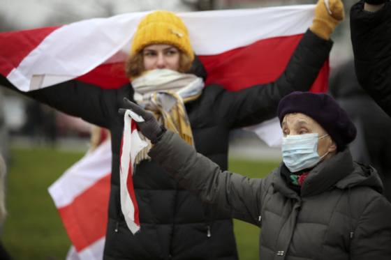 v bielorusku zatkli vyse 300 demonstrantov policia pouziva ohlusujuce granaty