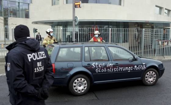 Do brány Merkelovej úradu vrazilo auto, na politikov kričal nápis vrahovia detí a starých ľudí (foto)