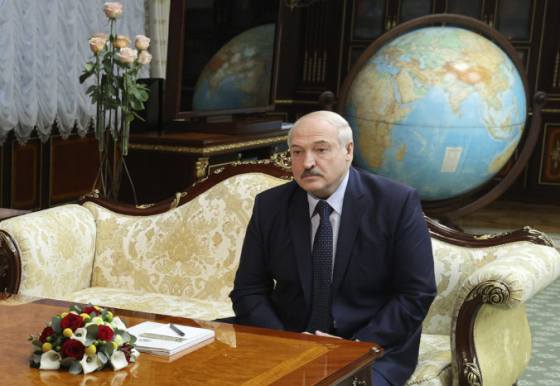 Lukašenko tvrdí, že po prijatí novej ústavy nebude prezidentom. Opozícia však hovorí o zdržiavaní