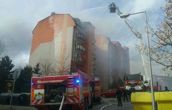 Na sídlisku Hájik horí bytový dom, obyvateľov evakuovali (foto)