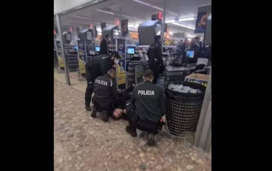 policia tvrdo zasiahla proti provokaterom bez ruska v piestanskom supermarkete video