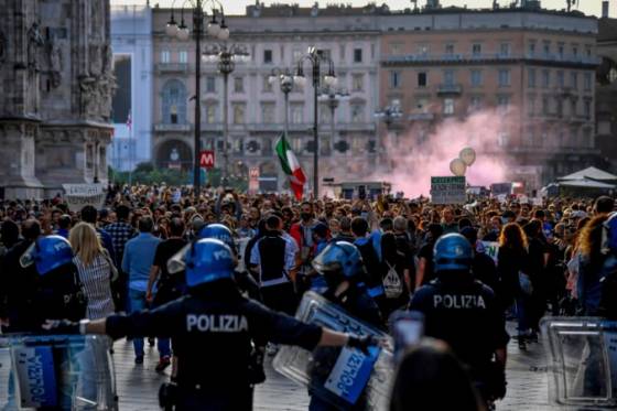 policia v taliansku zasiahla proti nasilnym antivaxerom vyhrazali sa aj lekarom a premierovi