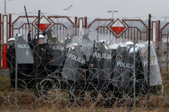 polske sily zakrocili voci agresivnym migrantom na hraniciach s bieloruskom pouzili aj vodne dela