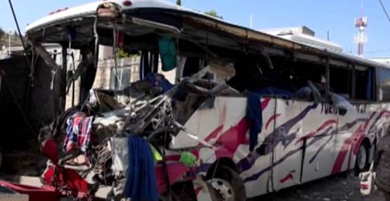 autobus s putnikmi narazil do budovy zahynulo 19 ludi video
