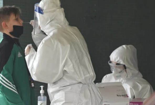 Koronavírus: Na Slovensku opäť pribudli desiatky úmrtí aj hospitalizovaných a PCR testy odhalili takmer 7-tisíc nakazených