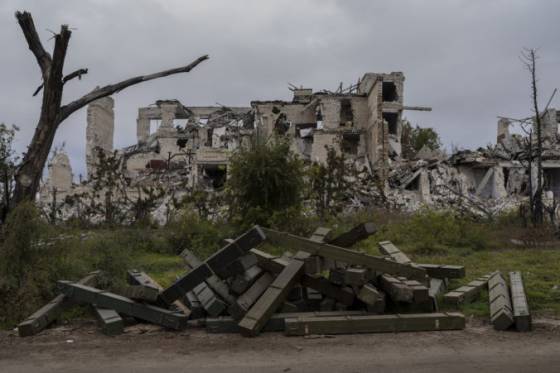 Okupanti v Chersone spálili telá mŕtvych ruských vojakov na smetisku, tvrdia miestni