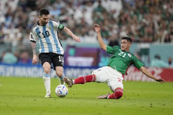 messi pred rekordnou navstevou na futbalovych ms za ostatnych 28 rokov vzkriesil sance argentiny na osemfinale