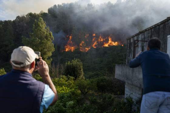 Lesný požiar na východe Španielska spálil viac ako dvetisíc hektárov územia, poháňa ho vietor z búrky Ciarán (foto)