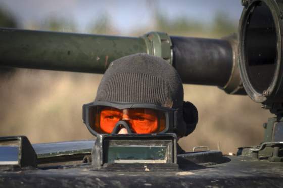 Na Ukrajine padlo ďalších takmer 900 ruských vojakov, Moskva prišla aj o 21 delostreleckých systémov