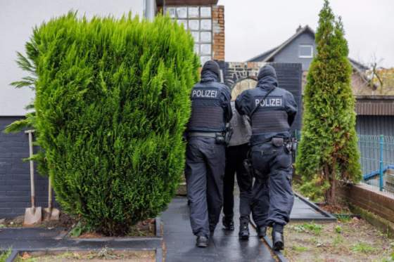 nemecka policia zatkla dvoch muzov obvinenych z prevadzacstva v extremnych horucavach prepravili viac ako 200 migrantov