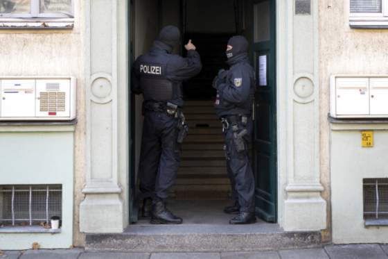 nemecka policia zadrzala osem podozrivych clenov krajne pravicovej militantnej skupiny