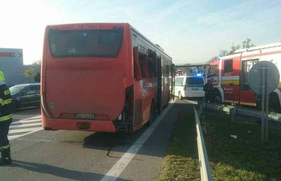 kamion sa pri obci lozorno zrazil s autobusom nehoda si vyziadala zranenych foto