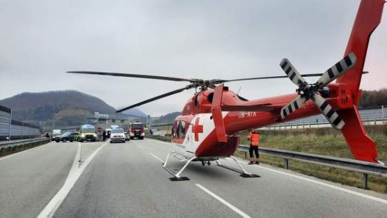 pri dopravnej nehode dvoch aut sa zranilo niekolko osob na mieste museli zasahovat aj letecki zachranari