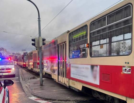 dochodkynu v bratislave zrazila elektricka cez priechod pre chodcov prechadzala na cervenu foto