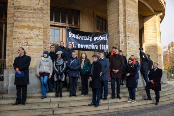 viac ako polovica slovakov povazuje za najvacsi prinos neznej revolucie prave moznost volne cestovat